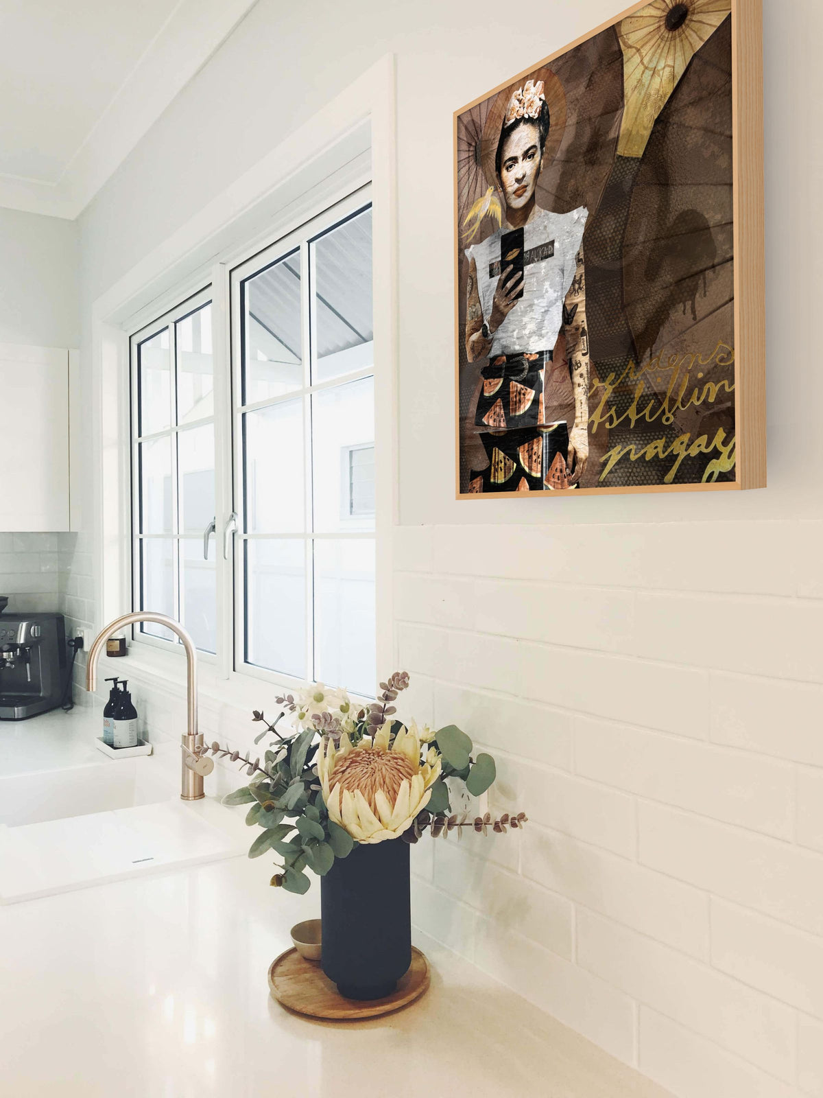 Frida, I have your back | Floating frame
