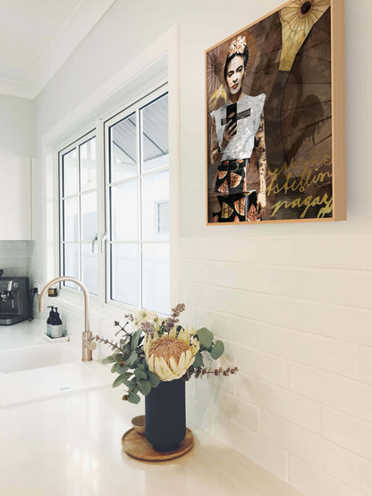 Frida, I have your back | Floating frame